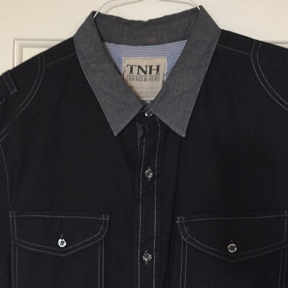 Short sleeve TNH Brand shirt.